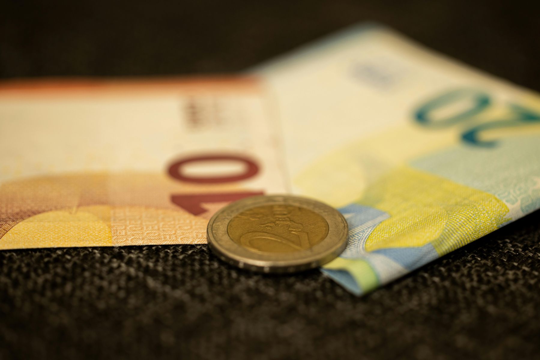 Съобщение относно превалутиране на евро и предоставяне на свързана с това информация